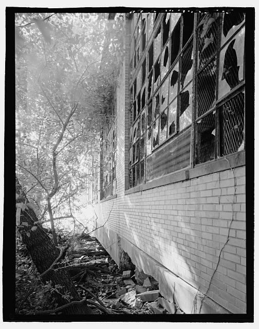 Ford Alexandria Plant FROM SHORE, DETAIL LOOKING EAST AT DETERIORATED SLAB OF CIRCA 1954 NORTH ADDITION