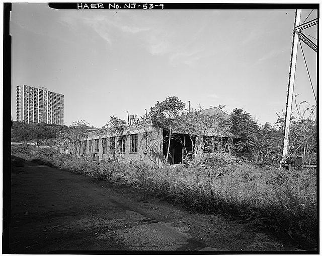 Ford Edgewater Assembly Plant OIL HOUSE, VIEW NORTHWEST SHOWING SOUTH AND EAST ELEVATIONS 