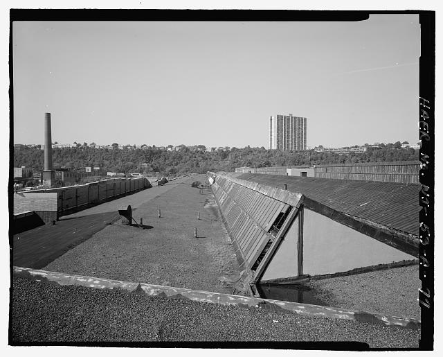 Ford Edgewater Assembly Plant ROOF, SOUTHWEST MONITOR AND ADMINISTRATIVE PAVILION PARAPET, TO WEST FROM BAY 40