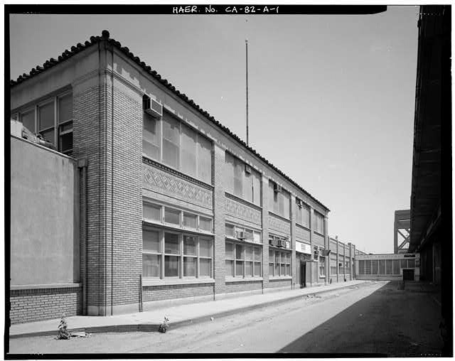 Ford Long Beach Assembly Plant ADMINISTRATIVE OFFICES WITH SHOWROOM AT GROUND LEVEL. VIEW TO SOUTH-SOUTHEAST.