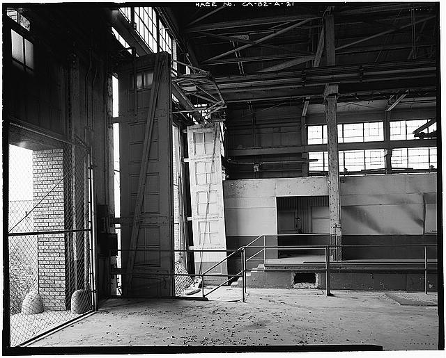 Ford Long Beach Assembly Plant FOLDING DOORS AT RAIL SPUR ENTRANCE TO NORTH END OF PLANT. VIEW TO EAST. 