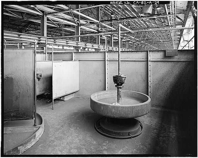 Ford Long Beach Assembly Plant CIRCULAR WASH BASIN, TOILETS ABOVE ROOF PANEL STORAGE AREA. VIEW TO WEST-NORTHWEST. 
